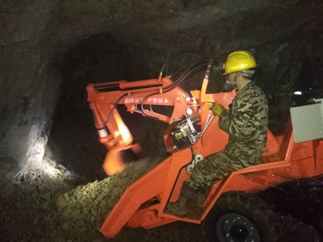 扒渣機(jī)操作作業(yè).jpg 扒渣機(jī)操作作業(yè).jpg