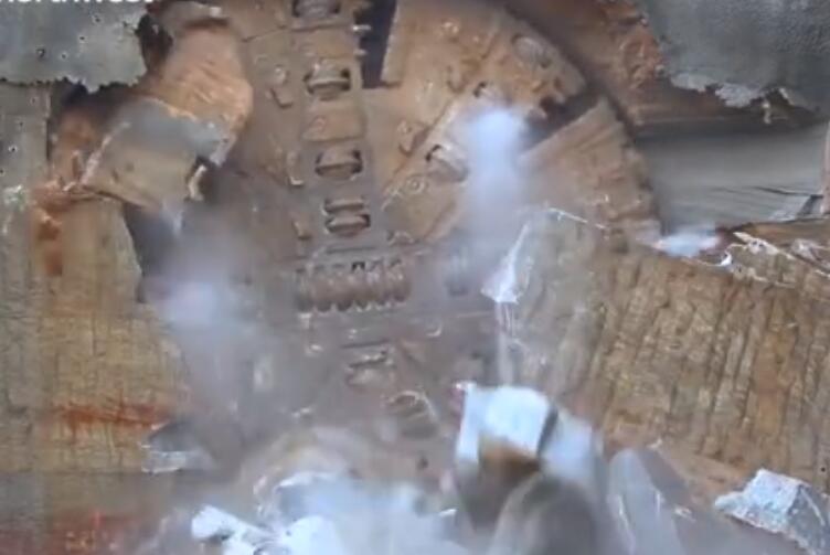 大型隧道掘進(jìn).jpg 大型隧道掘進(jìn).jpg